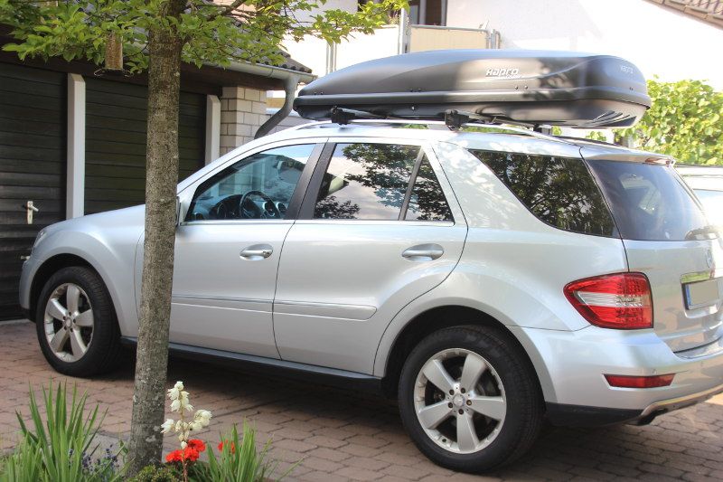 Dachbox von Hapro mit einem Volumen von 600 Litern montiert auf einem Mercedes ML SUV