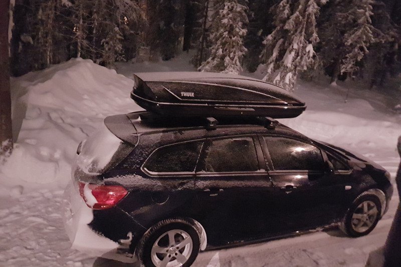 Eine Skibox mit 630 Liter Fassungsvermögen auf einem Opel Astra Sports Tourer