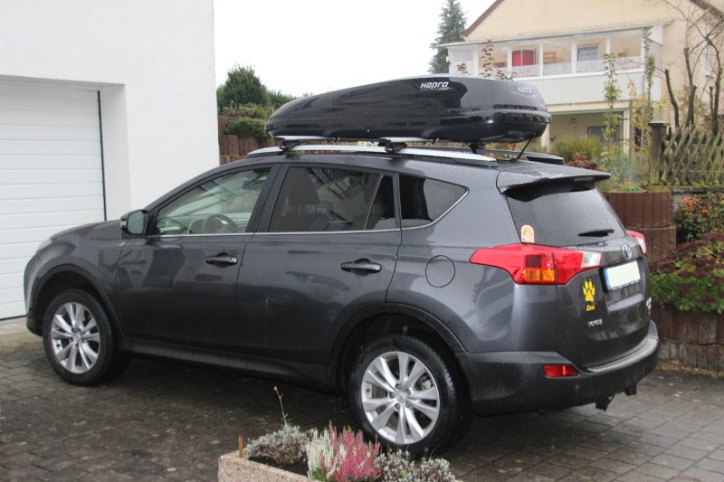 Dachbox mit Dachträgern von Thule auf einem Toyota RAV4