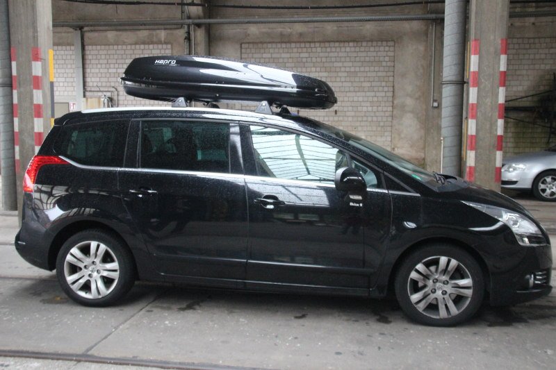 Dachbox 430 Liter Volumen auf einem Peugeot 5008 in Mannheim