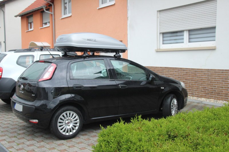 Mannheim: Dachbox mit 370 Litern Fassungsvermögen montiert auf einem Fiat Punto