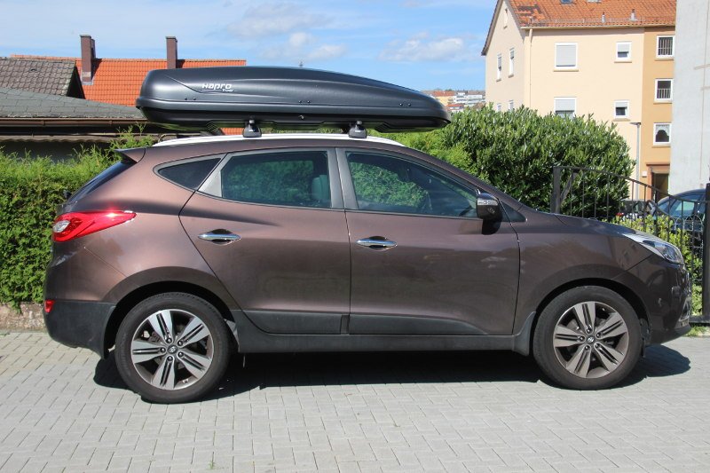 Eine Dachbox mit 530 Litern Volumen montiert auf einem Hyundai ix35 bei uns verfügbar z.B. in Mannheim