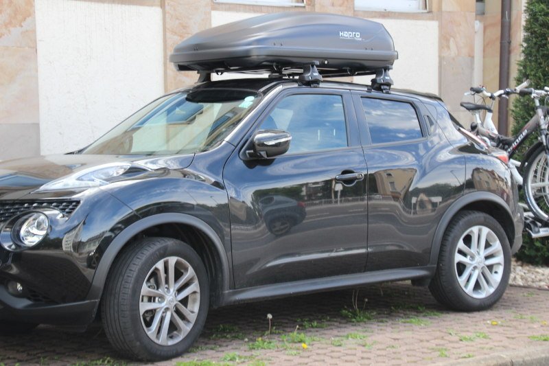 Eine Dachbox mit 370 Liter Inhalt auf einem Nissan Juke bei uns mietbar in Mannheim