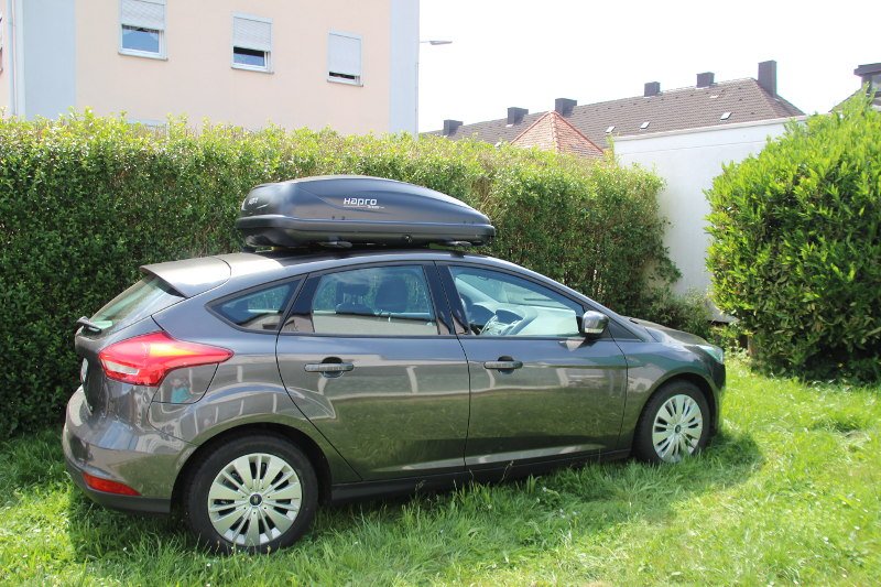 Eine Dachbox mit einem Fassungsvermögen von 370 Liter auf einem Ford Focus bei uns mieten in Mannheim