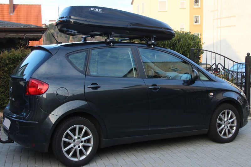 Dachbox mieten, z.B. in Mannheim. Hier: eine Box mit 430 Liter Volumen auf einem Seat Altea