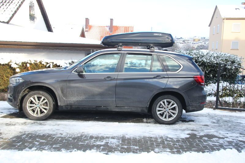 Eine Dachbox mit 530 Litern Fassungsvermögen auf einem BMW X5, bei uns zu mieten z.B. in Mannheim und Umgebung