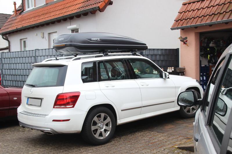 Eine Dachbox mit 530 Litern Fassungsvermögen montiert auf einem Mercedes GLK SUV - zu leihen bei uns z.B. in Mannheim