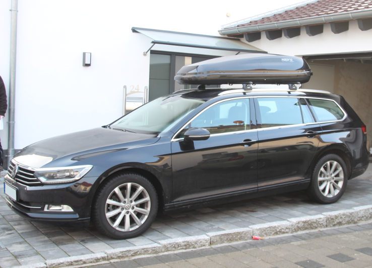 Mannheim: Dachbox auf einem VW Passat Kombi