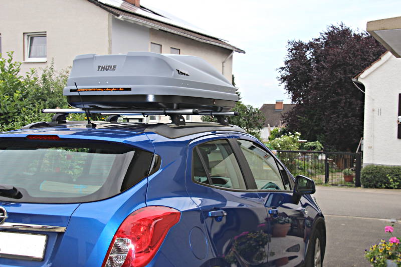 Eine Dachbox von THULE auf einem Opel Mokka, bei uns in der Vermietung z.B. in Mannheim