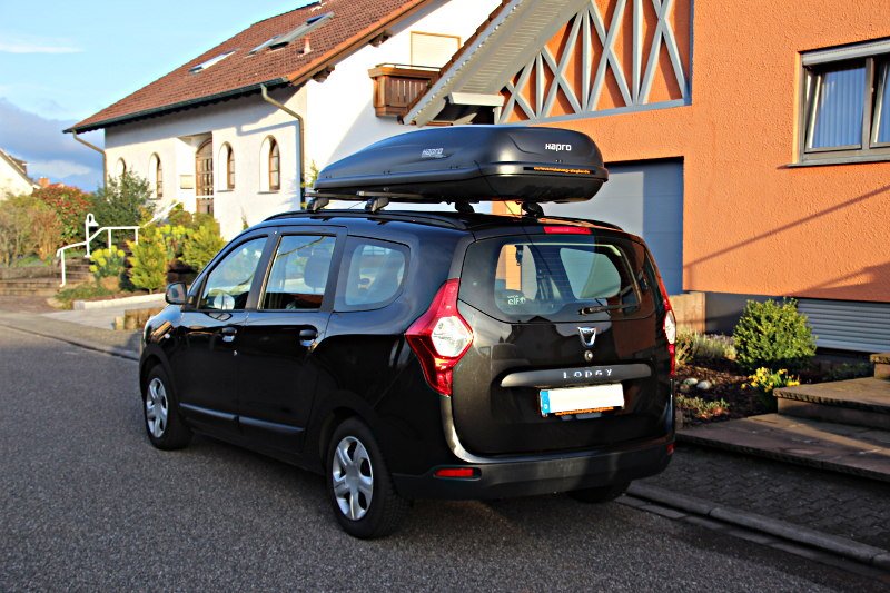 Eine Dachbox von HAPRO mit 530 Litern Volumen auf einem Dacia Lodgy Van, bei uns zu mieten in Mannheim