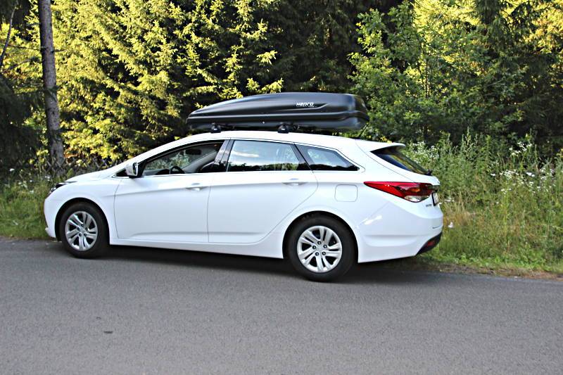 Eine Dachbox mit 530 Litern Volumen auf einem Hyundai i40 Kombi, bei uns verfügbar z.B. in Mannheim