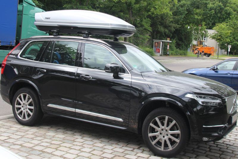 Dachbox von THULE mit 630 Liter Volumen auf einem VOLVO XC90 SUV bei uns in Mannheim zur Miete verfügbar