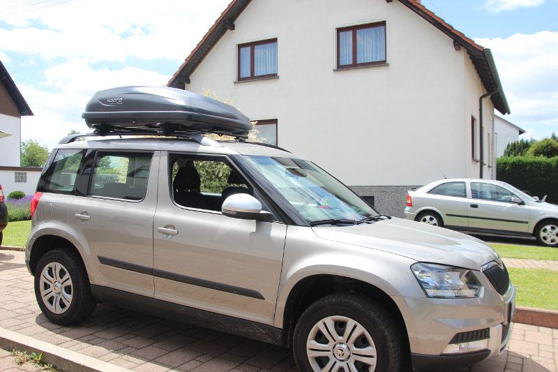Dachbox von Hapro und Träger von THULE auf einem Skoda Yeti