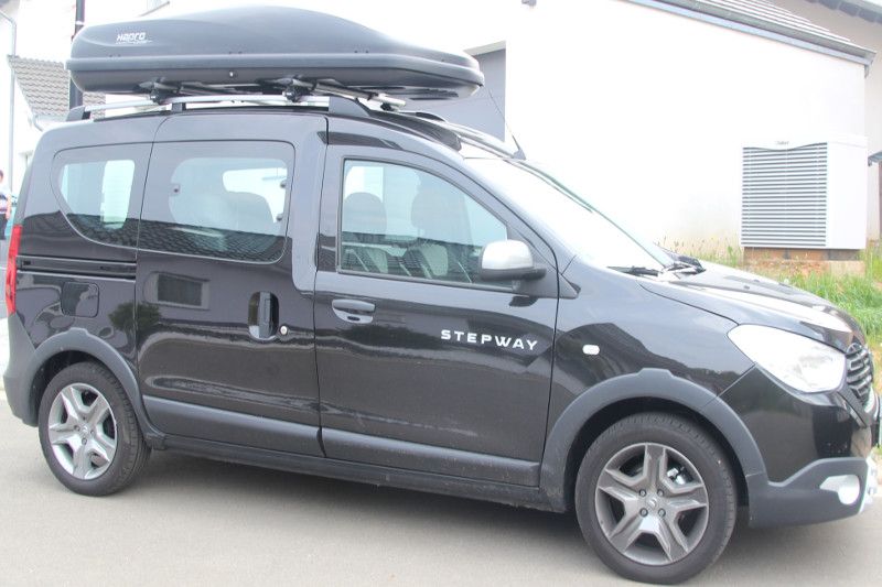 Eine Dachbox von Hapro auf einem Dacia Dokker