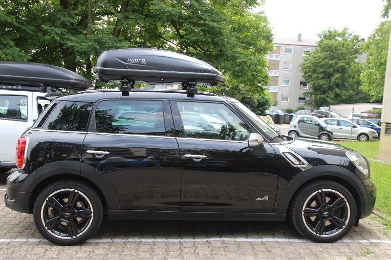 Eine Dachbox von Hapro mit Dachträgern von THULE auf einem Mini Countryman
