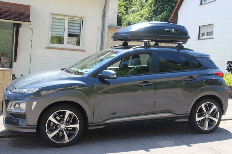 Mannheim: Dachbox mit 370 Litern Fassungsvermögen auf einem Hyundai Kona