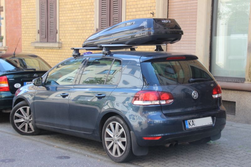 Dachbox auf einem VW Golf in Mannheim