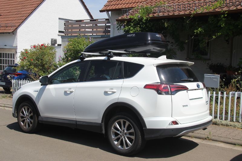 Dachbox von Hapro mit 430 Litern Volumen auf einem Toyota RAV4