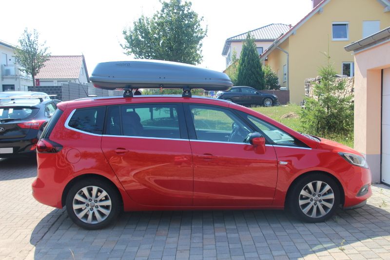 Dachbox von Hapro mit einem Volumen von 430 Litern auf einem Opel Zafira