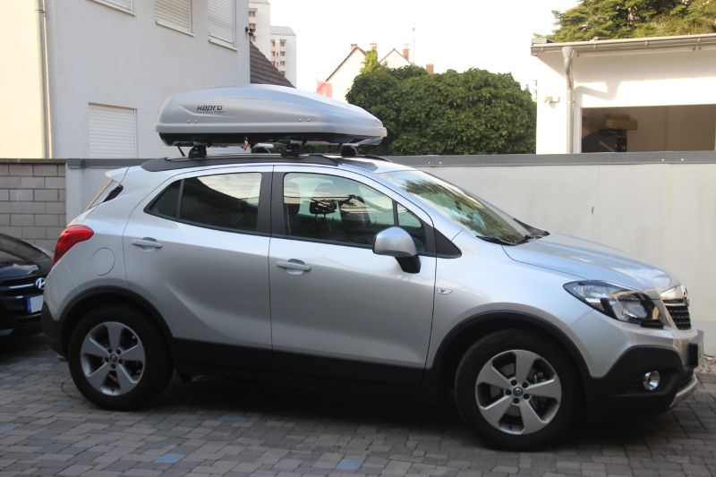Mannheim: Dachbox von HAPRO mit 370 Liter Volumen auf einem Opel Mokka