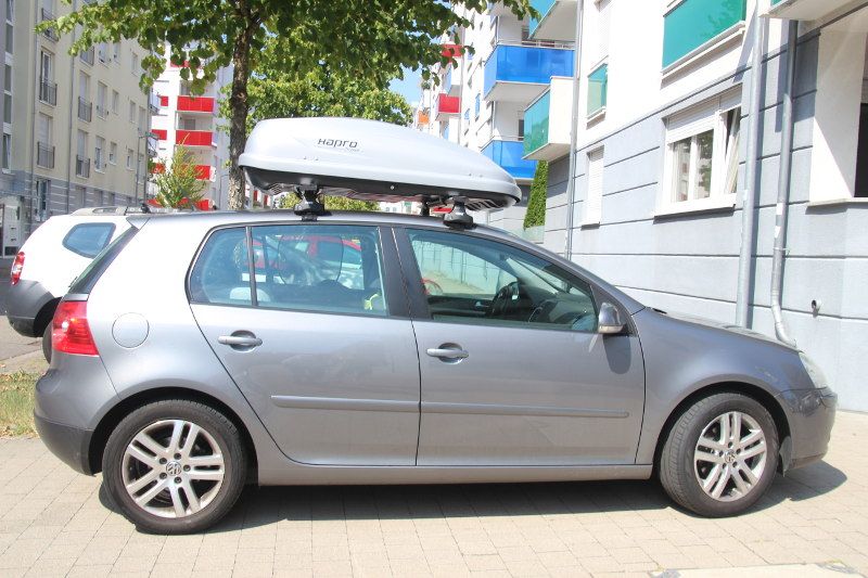 Dachbox von HAPRO  mit Dachträgern von Thule auf einem Volkswagen Golf V in Mannheim