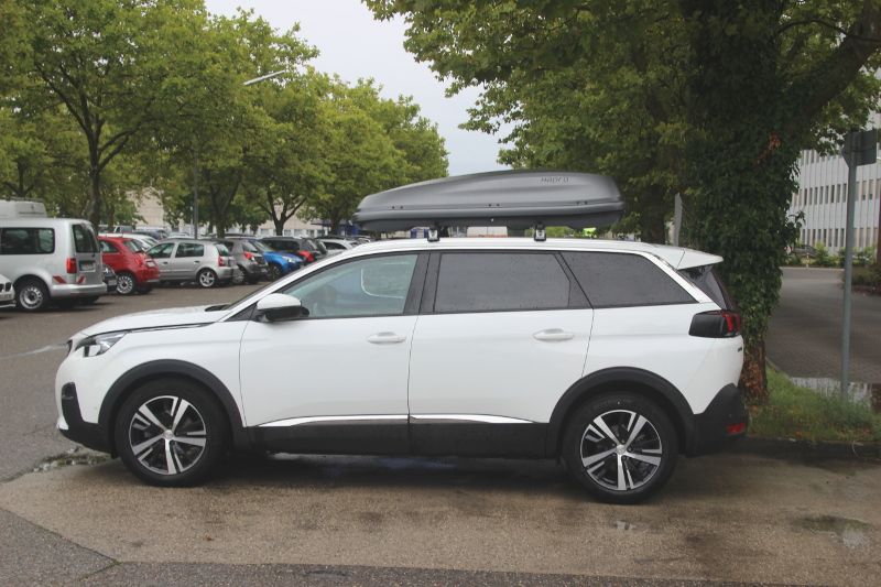 Mannheim: Dachbox von Hapro mit 430 Liter Fassungsvernögen auf einem Peugeot 5008