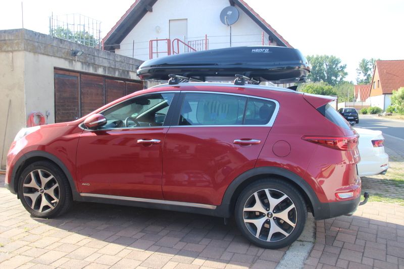 Eine Dachbox mit 550 Liter Volumen auf einem Kia Sportage