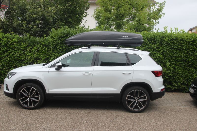 Mannheim: Dachbox 600 Liter auf einem Seat Ateca