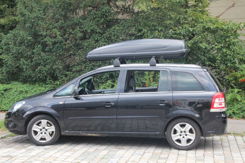 Mannheim: eine Dachbox mit 530 Liter Volumen auf einem Opel Zafira