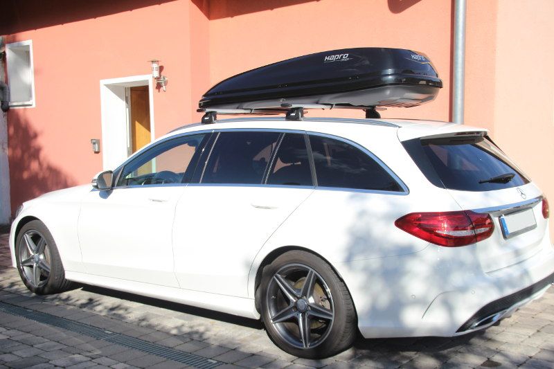 Eine Dachbox von HAPRO mit Dachträgern von THULE auf einem Mercedes C-Klasse Kombi Touring