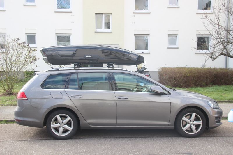 Mannheim: Dachbox von THULE mit einem Volumen von 640 Liter auf einem VW Golf Variant Kombi