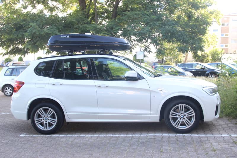 Dachkoffer von Hapro mit 430 Liter Volumen auf einem BMW X3