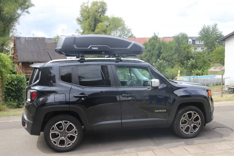 Ein Dachkoffer mit 450 Liter Volumen auf einem Jeep Renegade