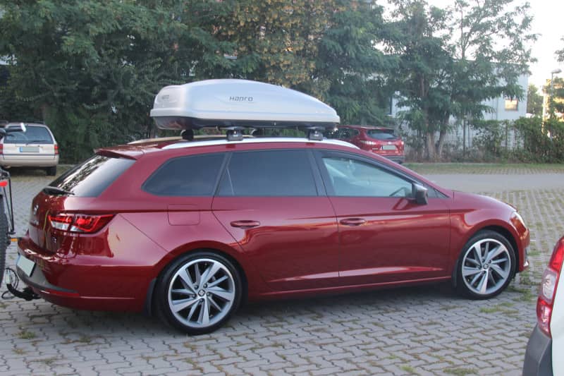 Eine Dachbox von HAPRO auf einem Seat Leon Kombi bei uns in Mannheim mieten