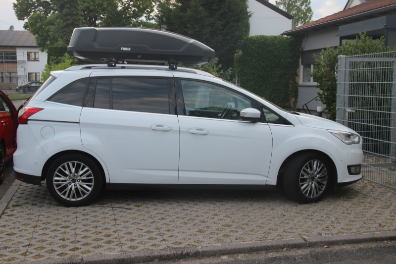 Ein Dachkoffer von THULE mit 450 Litern Volumen auf einem Ford Grand C-Max