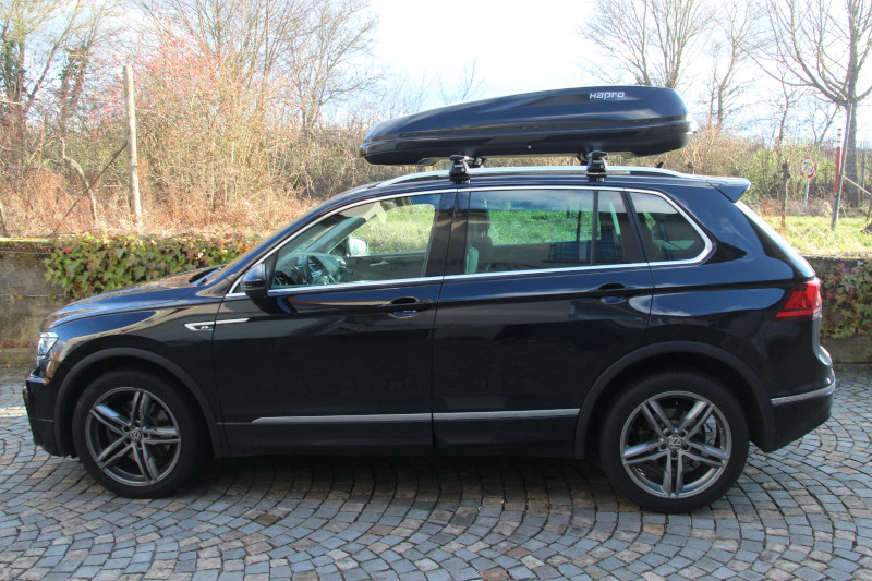 Dachbox mit 430 Liter Volumen von HAPRO auf einem VW Tiguan in Mannheim