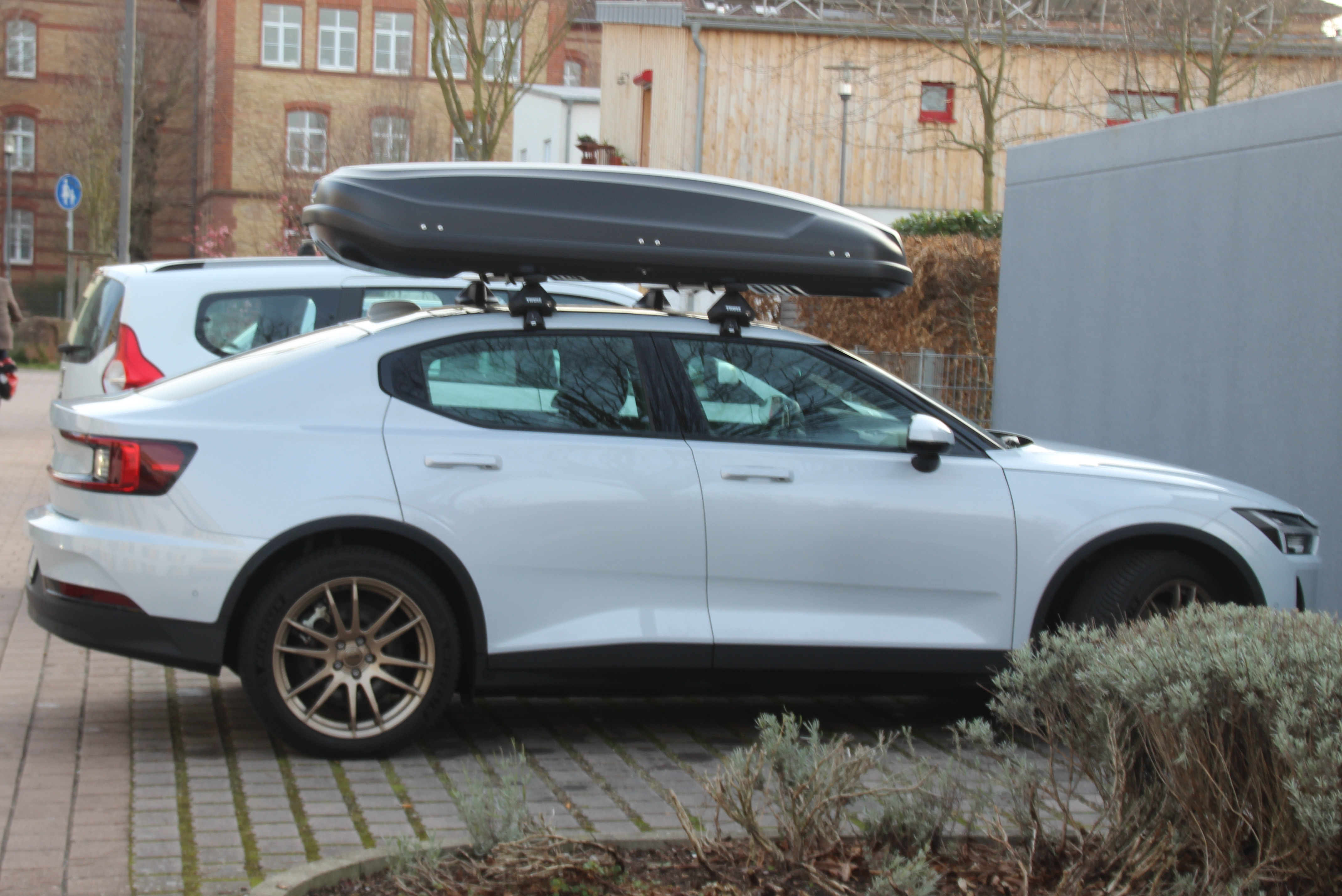 Dachbox mit 530 Liter Volumen auf einem Polestar 2 in Mannheim