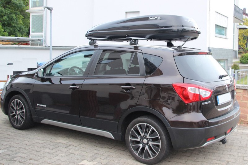 Eine Dachbox von HAPRO mit einem Volumen von 430 Litern mit Dachträgern von THULE auf einem Suzuki SX4 S Cross